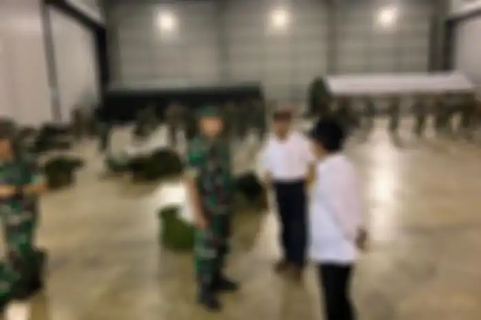 Menko PMK Muhadjir Effendy saat meninjau persiapan lokasi evakuasi WNI di Pulau Natuna, Kepulauan Riau, Minggu (2/2/2020) 