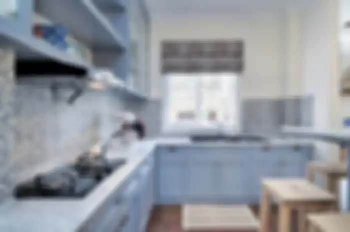Dapur L dengan pilihan warna biru lembut.