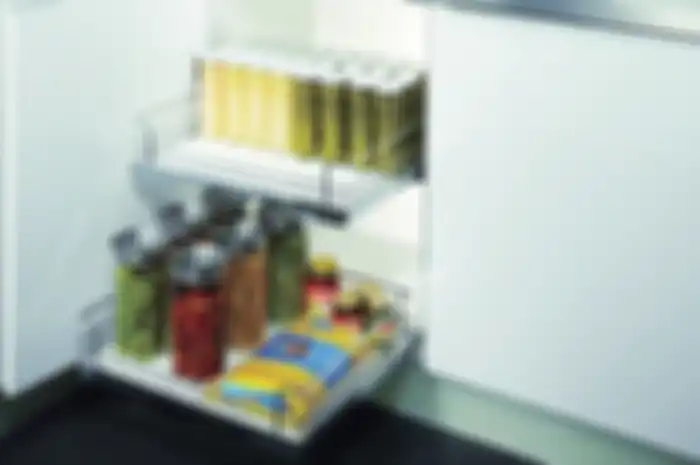 Penyimpanan bahan makanan kering di rak khusus yang diletakkan di kabinet dapur. 