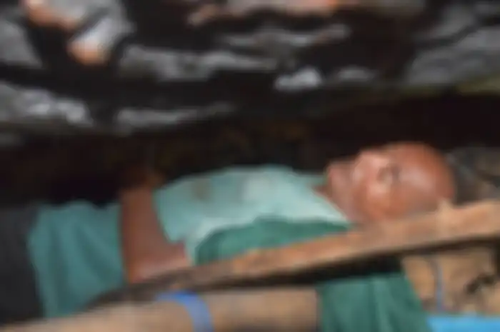 La Udu warga Kota Bauba, Sulawesi Tenggara, tinggal sebatangkara di dalam goa di tepi pantai selama sepuluh tahun. Ia tidur disela-sela bebatuan yang sempit.
