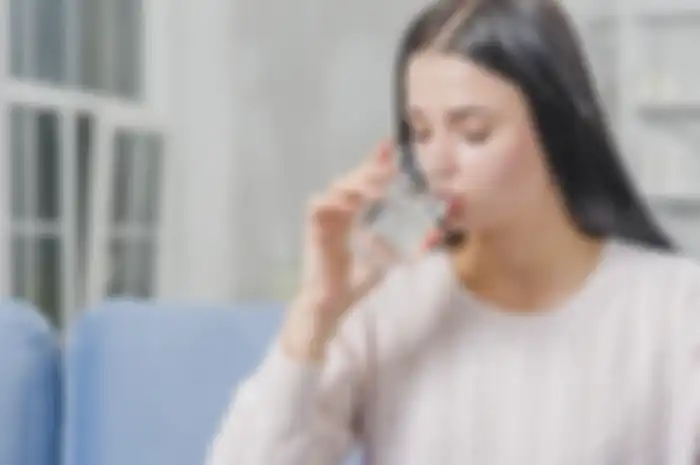Saat minum air sebaiknya kita duduk