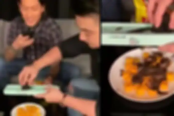 Chef Arnol dan Chef Juna sedang memakan cemilan dengan taburan jamur truffle di atasnya