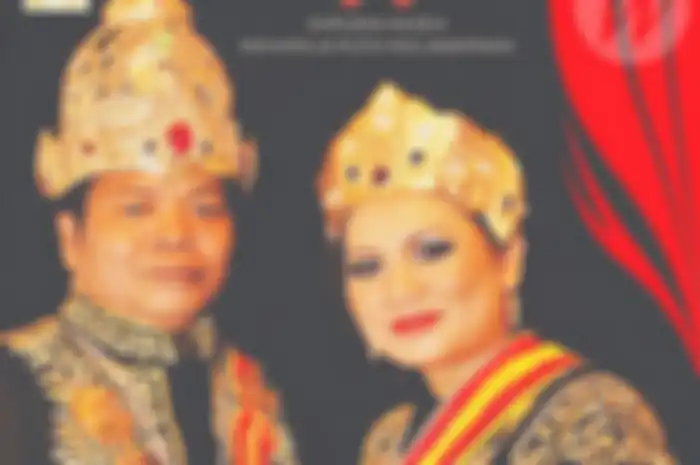 Raja Kutai Mulawarman Iansyahrechza atau disapa Raja Labok bersama istrinya.
