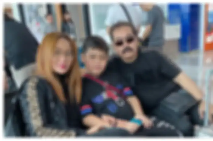 Cover Inul Daratista, Adam Suseno dan putra mereka.