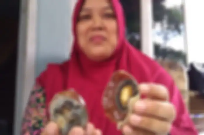  Pembuat telur asin Komaroh menunjukkan telur asin yang masih tersisa di rumahnya Desa Karangklesem, Kecamatan Pekuncen, Kabupaten Banyumas, Jawa Tengah, Jumat (7/2/2020)