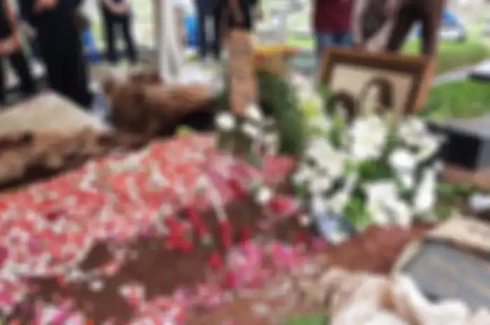 Jenazah istri Chrisye, Damayanti Noor dimakamkan di TPU Jeruk Purut, Jakarta Selatan, Minggu (9/2/2020). 