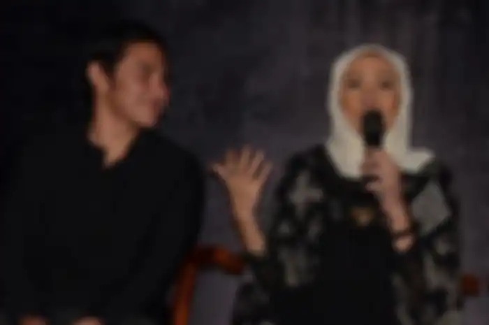  Vino G Bastian (kiri) dan Damayanti Noor (kanan) dalam jumpa pers film Chrisye di Resto The Hook, Kebayoran Baru, Jakarta Selatan, Rabu (21/9/2016).