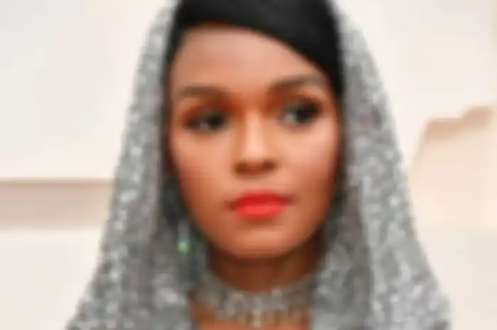 Janelle Monae tampil mewah dengan gaun bertabur ribuan kristal di Oscar 2020