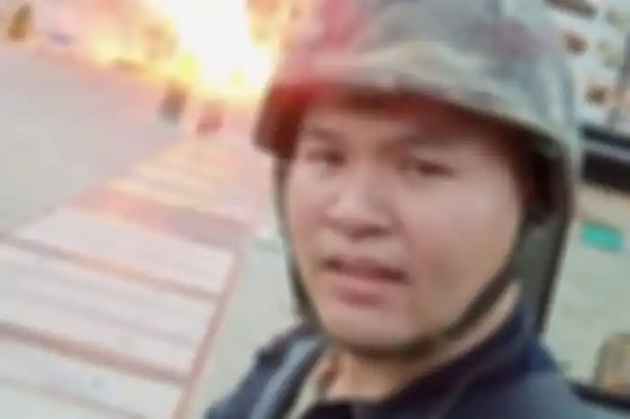 Jakraphanth Thomma. Tentara Thailand berpangkat Sersan Mayor berdiri di depan kobaran api di mana dia melakukan penembakan massal. Sebanyak 20 orang dilaporkan tewas dalam insiden di Nakhon Ratchasima pada Sabtu (8/2/2020)