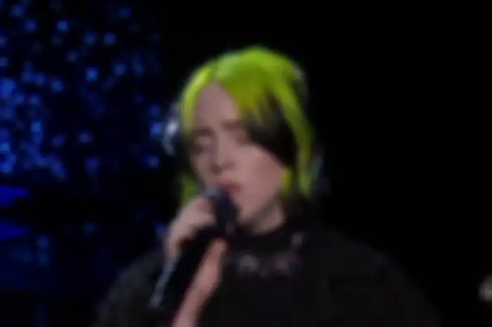 Billie Eilish saat membawakan Yesterday
