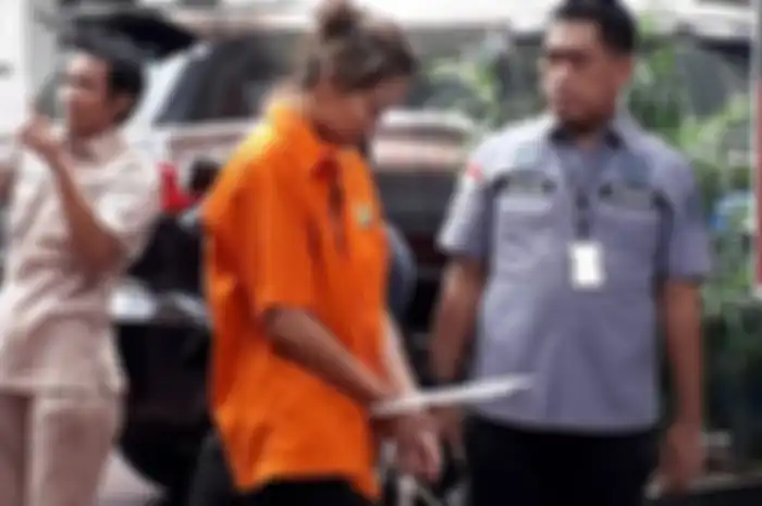 Bintang film Air Terjun Penganti, Nanie Darham, diciduk polisi karena kasus dugaan penyalahgunaan narkoba.
