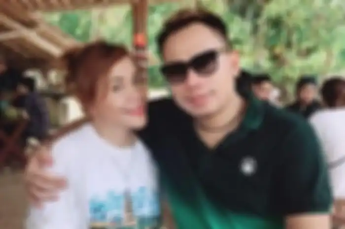 Ibunda Vicky Prasetyo  disebut akan menikah lagi