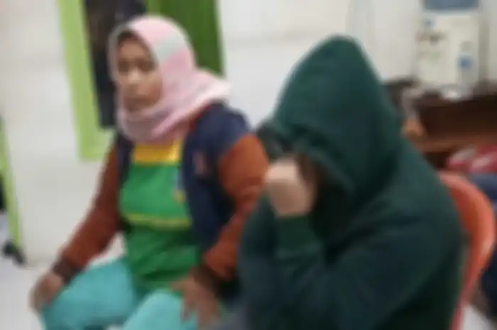 Ayah korban Delis Sulistina yang ditemukan tewas di gorong-gorong sekolah  