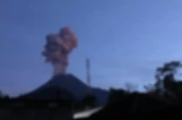 Erupsi Gunung Merapi capai ketinggian 2.000 meter.