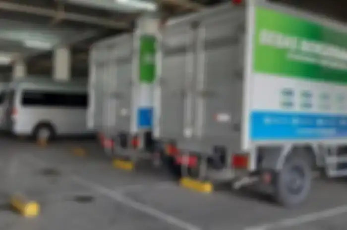 Selain mobil dinas pemprov Jabar, dua mobil boks milik Bapenda Jabar juga diparkir di mall