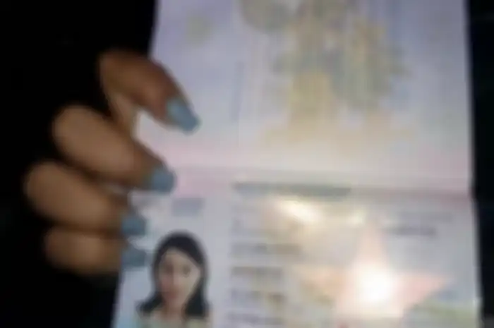 Paspor baru Lucinta Luna yang diperlihatkan Joana manajernya 