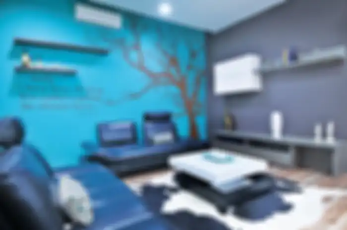 Hadirkan kteduhan dengan wallpaper motif pohon dengan latar belakang biru.