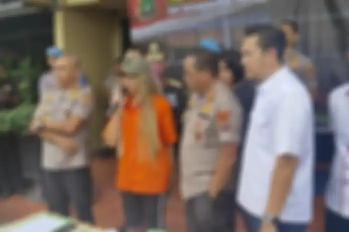 Lucinta Luna kembali dihadirkan dalam jumpa pers pihak Mapolres Jakarta Barat, Kamis (13/2/2020) pagi. Dalam pernyataannya, Lucinta Luna menangis dan meminta maaf kepada beberapa pihak termasuk masyarakat dan rekan artis.