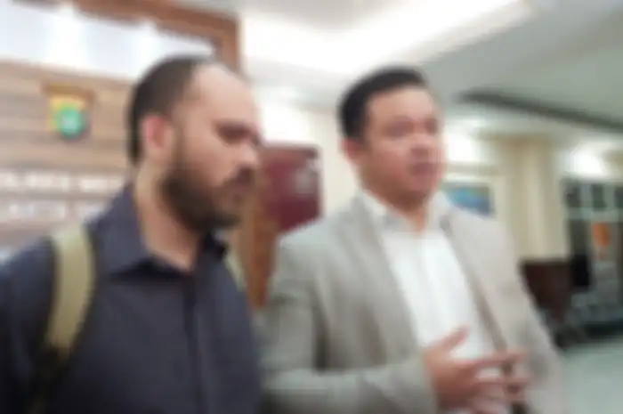 Suami Karen Pooroe, Arya Satria Claproth saat menyambangi Polres Jakarta Selatan, Jumat (13/2/2020).