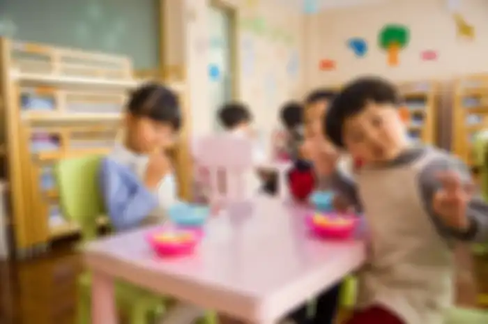 Ilustrasi anak-anak makan.