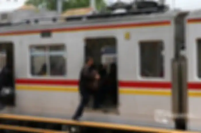 Penumpang menaiki KRL di Stasiun Manggarai, Jakarta, Kamis (13/2/2020).