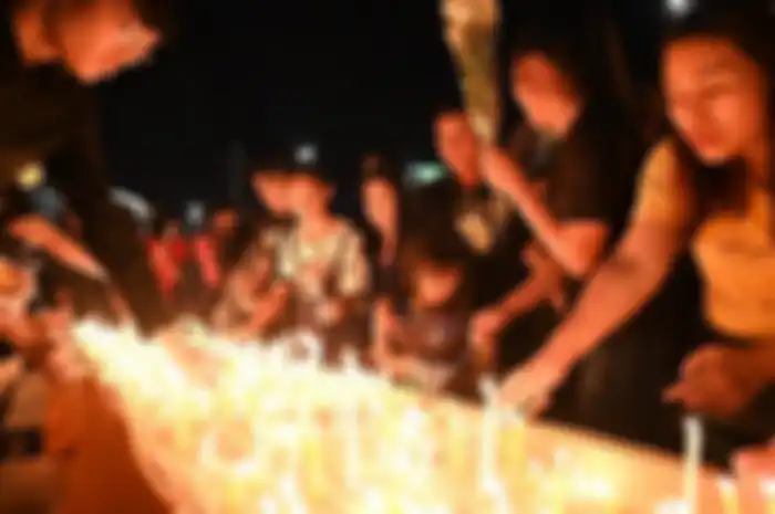 Orang-orang memberi penghormatan untuk 29 korban tewas dalam aksi penembakan massal di Terminal 21.