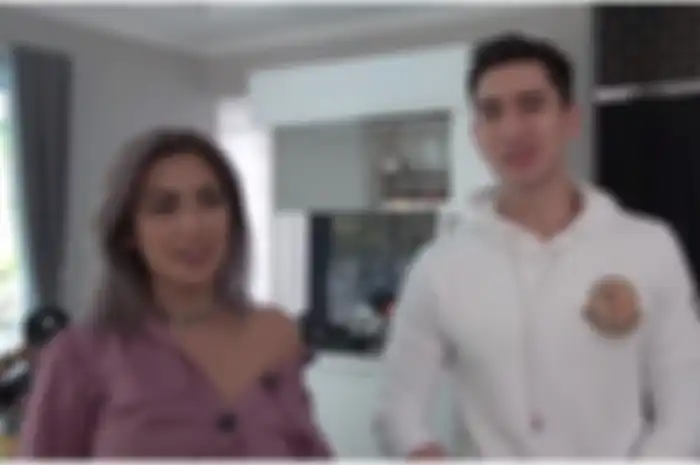 Jessica Iskandar sedang menggeledah kamar Verrell Bramasta