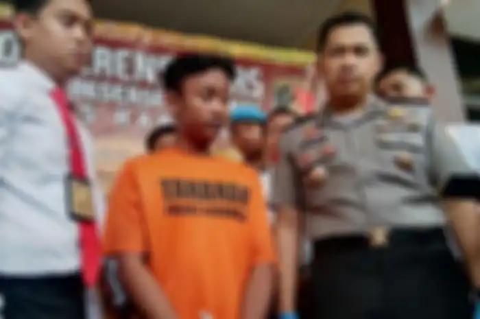 USA (19) tersangka penganiayaan hingga tewas terhadap SJ (17) saat press release di Mapolres Karawang, Senin (17/2/2020). 