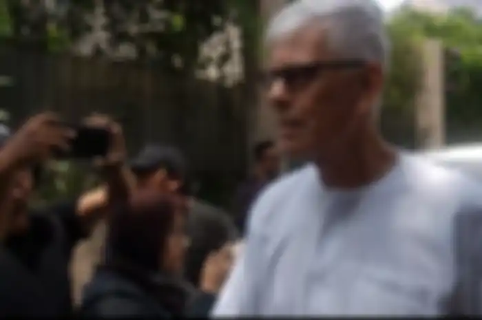 Ayah Ashraf Sinclair tiba di rumah duka  