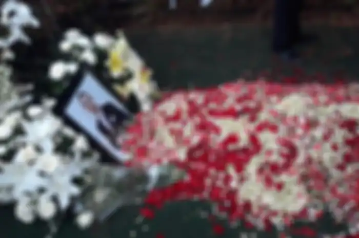 Pusara Ashraf Sinclair di San Diego Hills baru dipesan hari ini, Selasa (18/2/2020). Tepat tadi pagi pula, BCL langsung memesan liang lahat yang akan ia gunakan di masa depan.