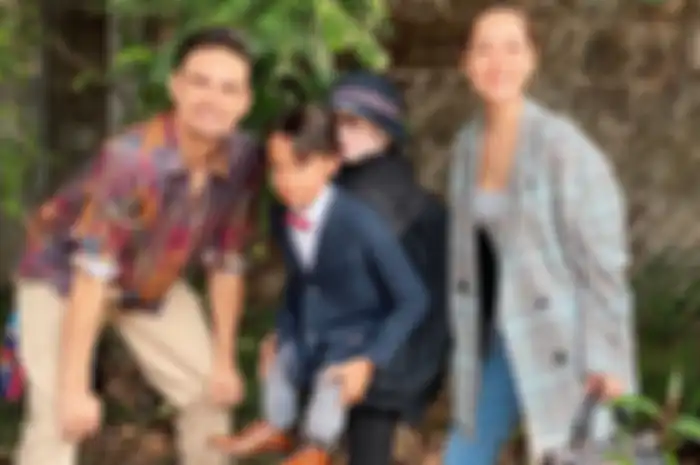Foto bersama dengan menggunakan kostum buatan Ashraf untuk perayaan Halloween anaknya.