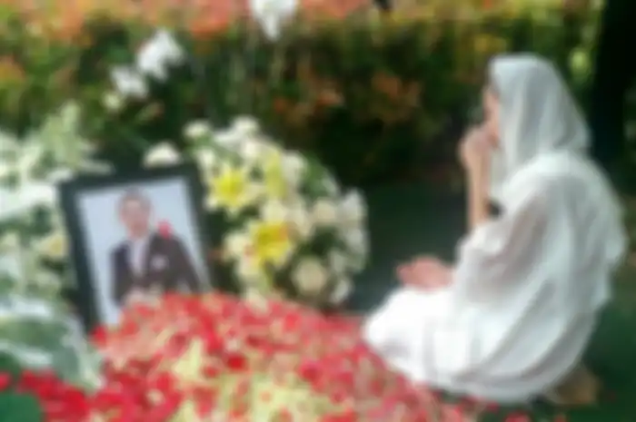 Bunga Citra Lestari di makam Ashraf Sinclair.
