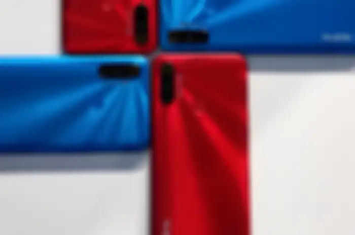 Dua varian warna Realme C3, Frozen Blue dan Glazing Red.