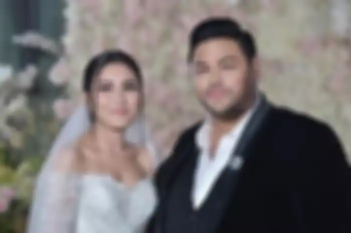 Ayu Ting Ting dan Ivan Gunawan kenakan busana pengantin 