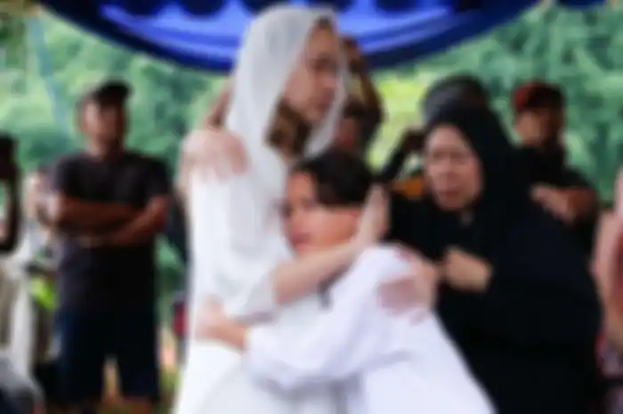 BCL dan putranya, Noah Sinclair saat menyaksikan pemakaman Ashraf Sinclair di San Diego Hills, Selasa (18/2/2020).