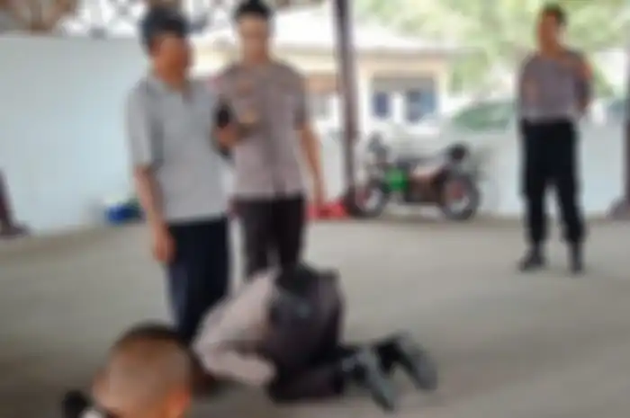 Viral Siswa Sekolah Polisi cium kaki ayahnya yang pedagang Bakso.