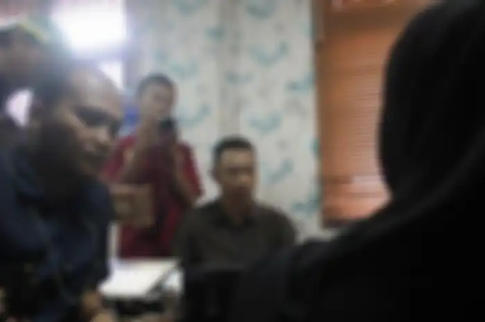 Pemilik wedding organizer HL Cianjur, BJM (27) saat menjalani pemeriksaan di Unit 1 Sat Reskrim Polres Cianjur, Kamis (20/2/2020). BJM telah dijadikan tersangka atas perkara dugaan penipuan dan penggelapan tersebut. 