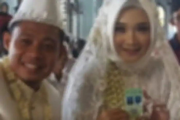 Evan Dimas tersenyum usai menikahi gadis pujaan hatinya Dewi Zahrani, Sabtu (22/2/2020) 