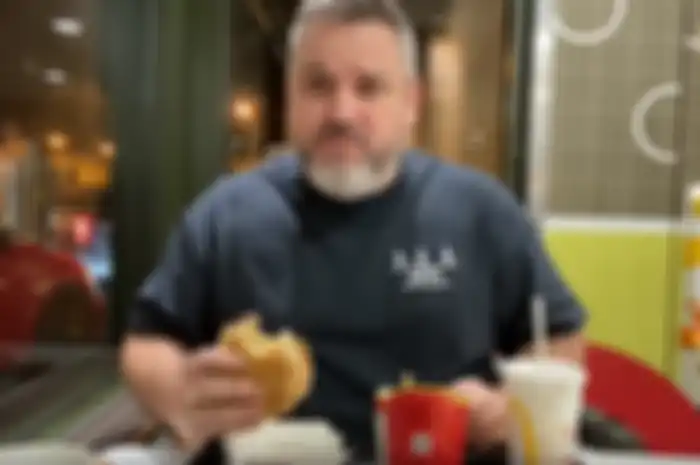 Matt Nadin saat makan burger yang dikubur selama 14 bulan