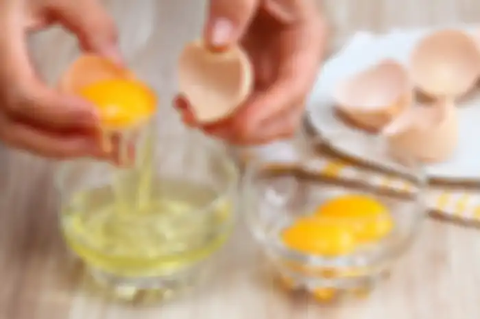 Memisahkan kuning telur dan putih telur