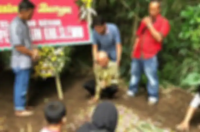 Suraji Ayah Yasinta Bunga saat pemakaman jenazah.