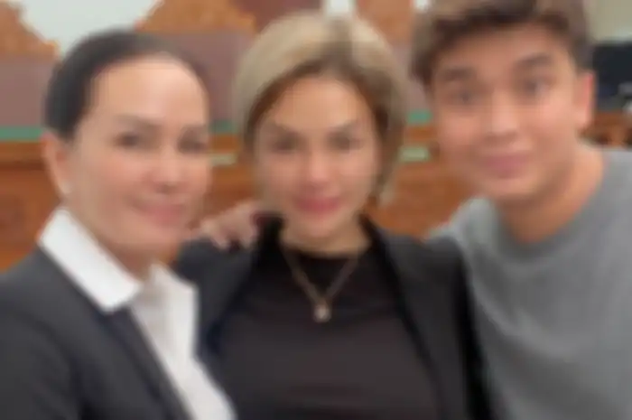 Fitri Salhuteru memberikan dukungan kepada Nikita MIrzani di persdingan bersama Billy
