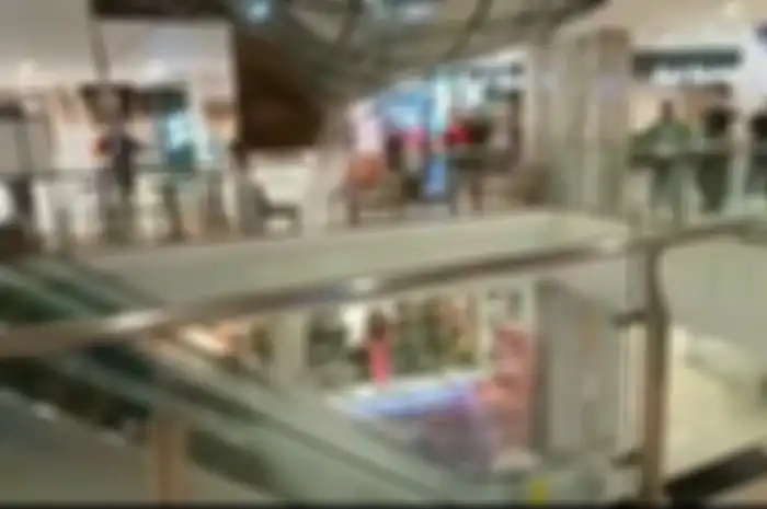 Atap plafon Malioboro Mall Ambrol diterpa hujan deras yang mengguyur kota Yogyakarta  