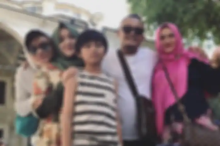 Rizky Febian dan keluarga