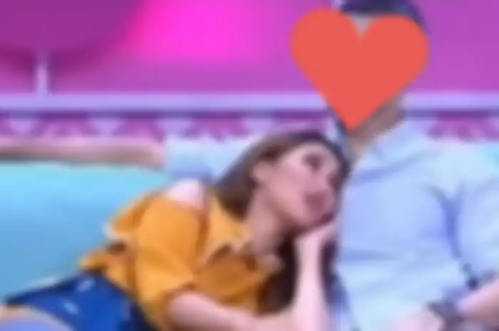 Ayu Ting Ting gelendotan dengan Didi Riyadi (Screen Capture Youtube)