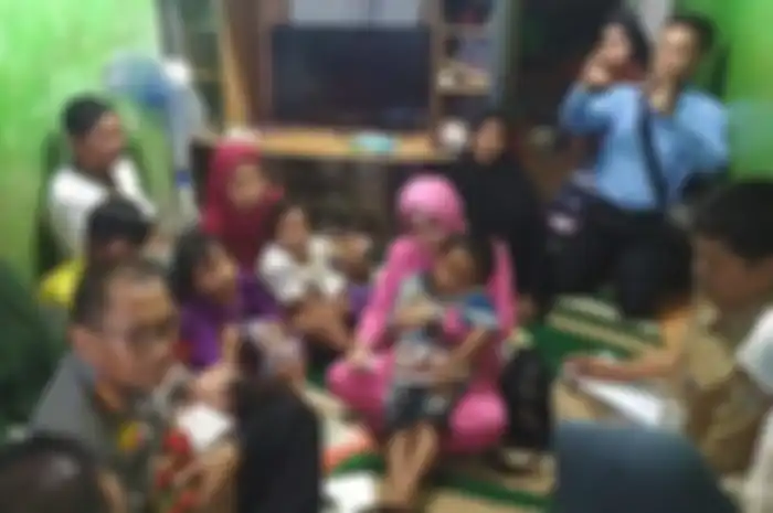 Kapolresta Balikpapan Kombes Pol Turmudi beserta Isinya Ny Tina Turmudi menggendong Balita yatim piatu berusia 1 Bulan 7 Hari di rumah neneknya di RT 20, Kelurahan Sepinggan Raya Kecamatan Balikpapan Selatan.