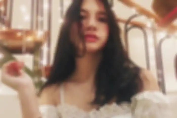 Kepoin padu padan outfit putih ala Cassandra Lee, yuk!