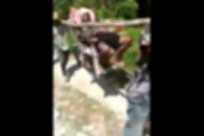 Mbah Warjin Kesakitan Setiap Hari, Warga Desa Ramai-ramai Buat Tandu Darurat Untuk Gotong Tetangganya Sejauh 6 Km Menuju Rumah Sakit