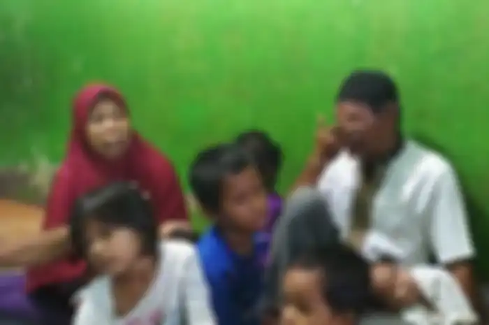 Mustafa dan Wa Ode bersama 6 cucunya yang menjadi yatim piatu dalam sehari