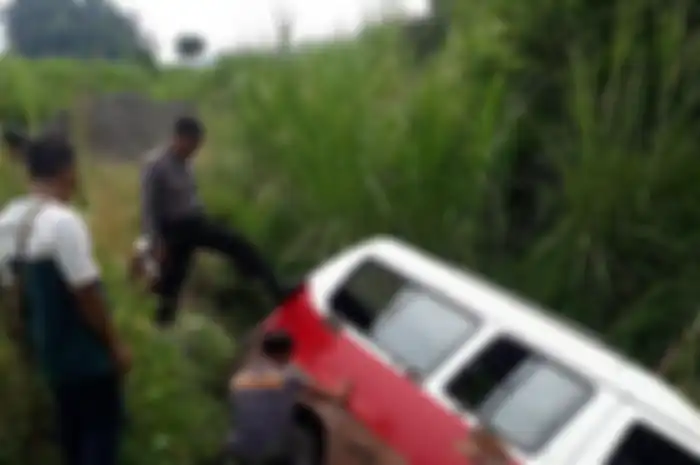 Mobil angkot yang digunakan untuk membawa mahasiswi Unpad yang akan diperkosa terperosok ke jurang di wilayah Cisitu, Sumedang, Sabtu (22/2/2020).